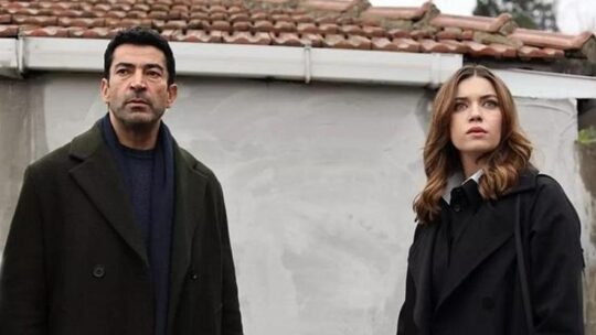 Kaynak:Cnnturk.com Kenan İmirzalıoğlu ile Afra Saraçoğlu’nu buluşturan A.B.İ., 14. bölümüyle