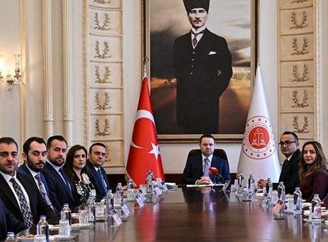 Adalet Bakanı Gürlek, Türk Hukuk Enstitüsü heyetini kabul etti Bakanlıktan yapılan açıklamaya göre, Gürlek, Türk Hukuk Enstitüsü heyetini kabul