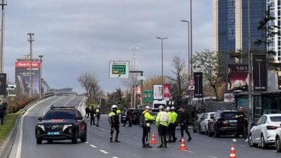 Kaynak: DHA İsrail Konsolosluğu‘nun da bulunduğu plazanın önünde 7 Nisan’da