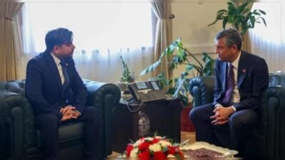 Kaynak:CNN TÜRK Sanal medyadan yayınladığı sokak röportajlarıyla bilinen Arif Kocabıyık,