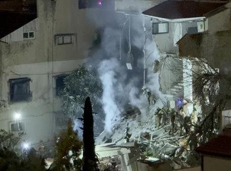 İran’ın İsrail’in kuzeyini hedef alan misillemesinde bir füzenin Hayfa kentinde