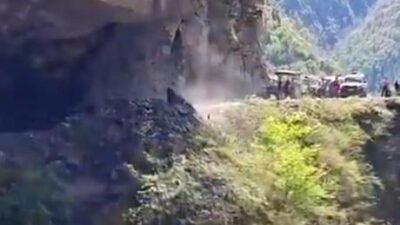 Devasa kaya saniyeler içinde çöktü! Facia anı kamerada Hindistan’ın kuzeyindeki Himachal Pradesh eyaletine bağlı Chamba bölgesinde, Bagheigadh-Changju yolu