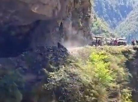 Devasa kaya saniyeler içinde çöktü! Facia anı kamerada Hindistan’ın kuzeyindeki Himachal Pradesh eyaletine bağlı Chamba bölgesinde, Bagheigadh-Changju yolu