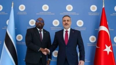 Dışişleri Bakanı Hakan Fidan, Botsvana Uluslararası İlişkiler Bakanı Butale ile görüştü Diplomatik kaynaklardan alınan bilgiye göre, Fidan, Butale’yle başkentte görüştü. Orta