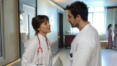 Kaynak:Cnnturk.com Başrollerinde Sıla Türkoğlu, İbrahim Çelikkol‘un yer aldığı Doktor Başka