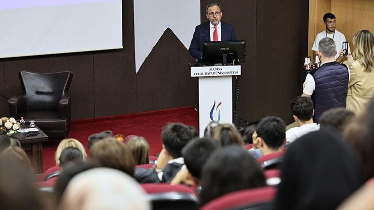 Konuşmasında Türkiye’nin yönetim tarihindeki dönüşümü analiz eden Kasapoğlu, gençlere tarihin