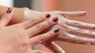 El Çatlaklarına Ne İyi Gelir? El Çatlakları Nasıl Geçer? El Çatlaklarına İyi Gelen Şeyler Bu duruma; toprak, güneş, deniz ve kullanılan temizlik ürünleri de