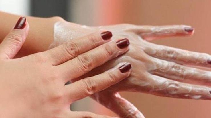 El Çatlaklarına Ne İyi Gelir? El Çatlakları Nasıl Geçer? El Çatlaklarına İyi Gelen Şeyler Bu duruma; toprak, güneş, deniz ve kullanılan temizlik ürünleri de