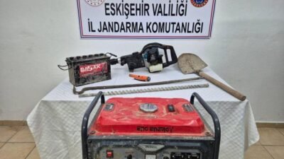 ESKİŞEHİR,(DHA)- ESKİŞEHİR’in Seyitgazi ilçesinde define bulma amacıyla kaçak kazı yaparken