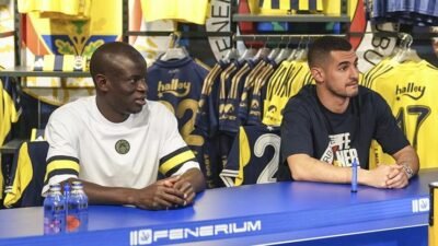 Fenerbahçe’de N’Golo Kante ve Levent Mercan, taraftarlarla buluştu Kaynak:Cnnturk.com Fenerbahçe’nin Fransız süper yıldızı N’Golo Kante ve sol bek