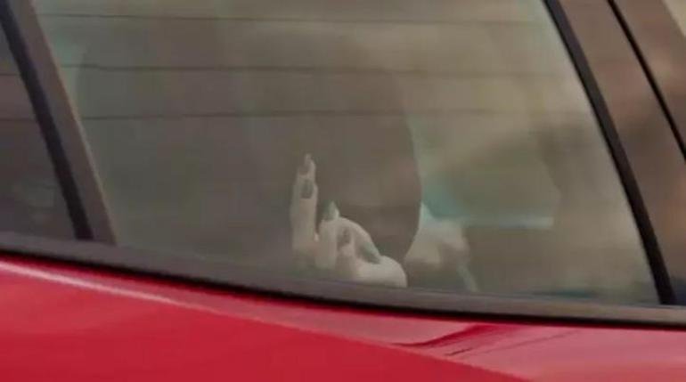 Dizinin&nbsp;son&nbsp;yayınlanan bölümünde Zeynep karakterinin kaçırıldığı sahnede&nbsp;araba&nbsp;camından yaptığı “help” (yardım) işareti,