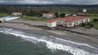 Kıyı erozyonu tatil evlerini vurdu Kaynak:CNN TÜRK Tatil köyü olarak inşa edildi. Turizme açılması için