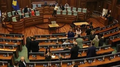 Kosova Meclisi Genel Kurulu, gün içinde birkaç kez ülkenin yeni