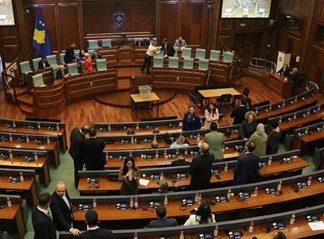 Kosova Meclisi Genel Kurulu, gün içinde birkaç kez ülkenin yeni