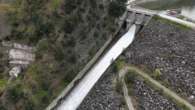 Kuraklık nedeniyle alarm veren barajlar doldu, kapaklar açıldı: Bursa, yeniden ‘su şehri’ Yiğithan HÜYÜK-Hüseyin SEZGİN/BURSA, (DHA)- BURSA’da kurak geçen yazın ardından barajlar
