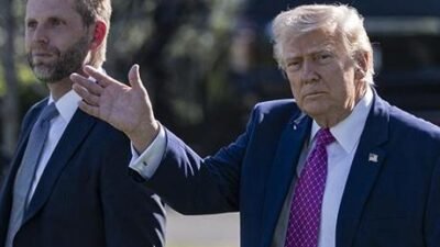 ABD Başkanı Donald Trump, başkent Washington’dan ayrılırken uçağa binmeden önce