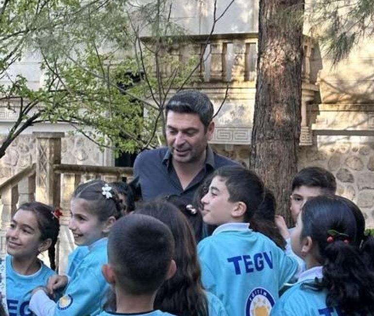 Sahnelerin nasıl hazırlandığını yerinde gözlemleyen minikler, yönetmen Emre Aybek’ten çekim