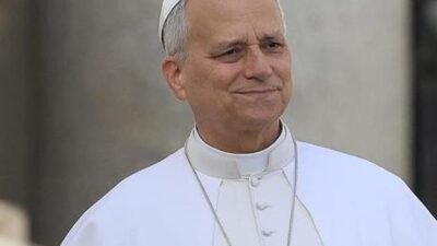 Papa 14. Leo, Afrika turu kapsamında Kamerun’dan Angola’ya giderken uçakta