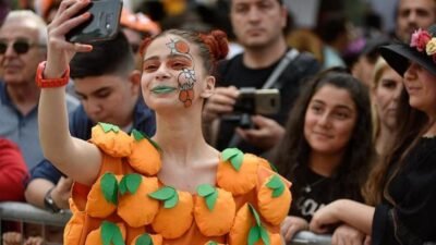 Portakal Çiçeği Festivali Ne Zaman, Hangi Tarihlerde? Adana Portakal Çiçeği Festivali’ne Gelecek Sanatçılar Kaynak:Cnnturk.com Türkiye’nin en büyük sokak etkinliklerinden biri olarak öne çıkan