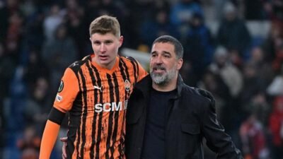 Şampiyonluğa yürüyen Arda Turan’lı Shakhtar’a hava saldırısı şoku! İkinci yarı geç başladı… Arda Turan‘ın teknik direktörlüğünü yaptığı Shakhtar Donetsk, kendisiyle aynı puanda