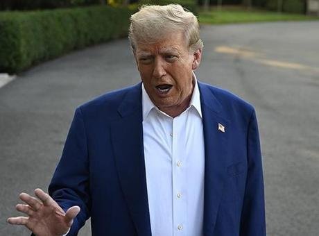 Başkan Trump, Las Vegas’a giderken Beyaz Saray çıkışında basın mensuplarının