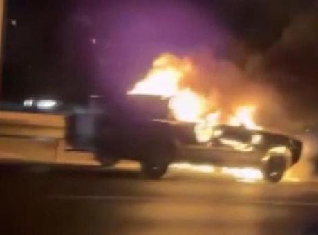 Ümraniye TEM Otoyolu’nda otomobil alev alev yandı Yangın, saat 22.15 sıralarında TEM Otoyolu’nda seyir halindeki otomobilde çıktı.