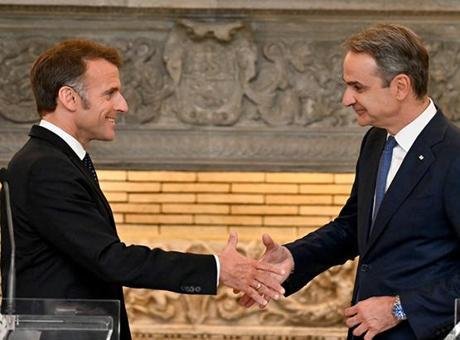 Fransa Cumhurbaşkanı Emmanuel Macron, başkent Atina’ya yaptığı ziyaretin ikinci gününde