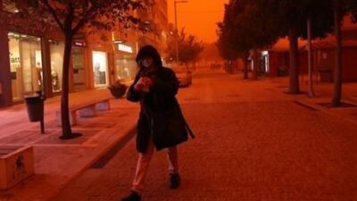 Güneyden esen kuvvetli rüzgar Afrika’dan gelen çöl tozunu beraberinde taşıdı.