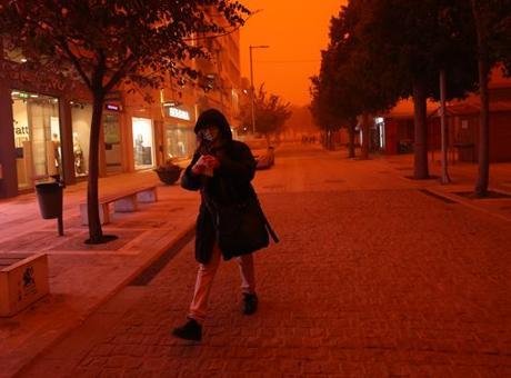 Güneyden esen kuvvetli rüzgar Afrika’dan gelen çöl tozunu beraberinde taşıdı.