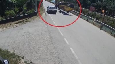 Antalya’nın Serik ilçesinde otomobil ile iki motosikletin karıştığı trafik kazasında