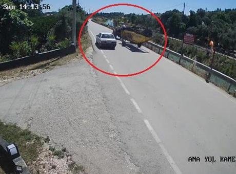 Antalya’nın Serik ilçesinde otomobil ile iki motosikletin karıştığı trafik kazasında