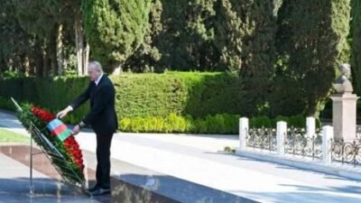 Azerbaycanlılar merhum Cumhurbaşkanı Haydar Aliyev’in 103’üncü doğum yıldönümünde Fahri Hiyaban’ı