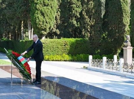 Azerbaycanlılar merhum Cumhurbaşkanı Haydar Aliyev’in 103’üncü doğum yıldönümünde Fahri Hiyaban’ı