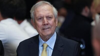 Aziz Yıldırım, başkanlığı bırakacağı tarihi duyurdu! Seçilmesi durumunda… Kaynak:Cnnturk.com Fenerbahçe Başkan Adayı Aziz Yıldırım, kulübe bağlı derneklerin başkanlarıyla