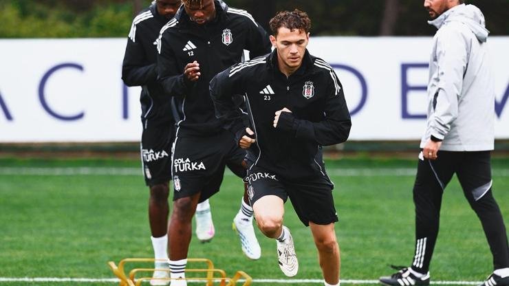 BJK Nevzat Demir Tesisleri‘nde Teknik Direktör Sergen Yalçın’ın yönetiminde yapılan