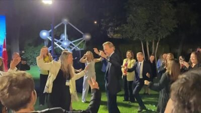 Kaynak:CNN TÜRK Diplomatik bir etkinlikte çalan “Erik Dalı”, oynayan ise