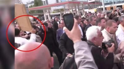 Kaynak:CNN TÜRK Haber Merkezi Özgür Özel’in Meclis’e yürüyüş anında canlı