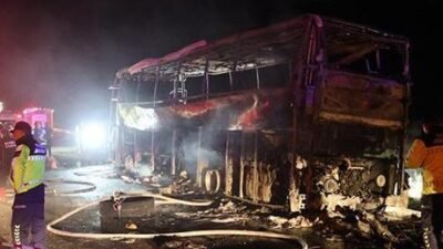 Sürücüsü ve plakası henüz öğrenilemeyen yolcu otobüsü, Denizli-Aydın Otoyolu’nun Tırkaz