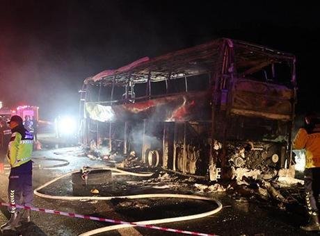 Denizli’de yolcu otobüsü bariyerlere çarparak yandı! 3 kişi öldü, 20 kişi yaralandı Sürücüsü ve plakası henüz öğrenilemeyen yolcu otobüsü, Denizli-Aydın Otoyolu’nun Tırkaz