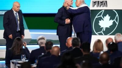 FIFA Başkanı Gianni Infantino’nun, Filistinli ve İsrailli delegeleri sahnede tokalaştırma
