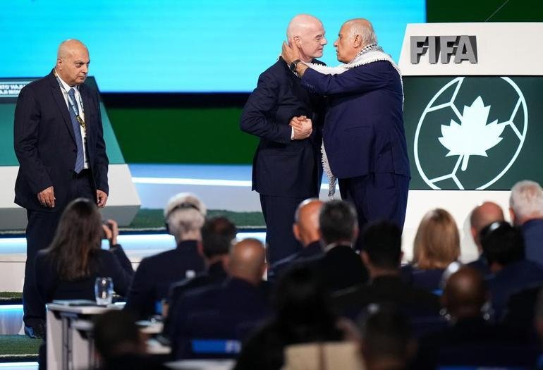 FIFA Başkanı Gianni Infantino’nun, Filistinli ve İsrailli delegeleri sahnede tokalaştırma
