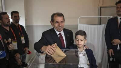 Dursun Özbek: Bu seçim Galatasaray için hayırlı olsun Kaynak:AA Galatasaray Lisesi’nde gerçekleştirilen genel kurulda 1 numaralı sandıkta oyunu