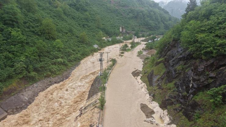 Giresun’da dere taştı, yol ulaşıma kapatıldı Kaynak:AA Kentte öğle saatlerinden itibaren etkisini artıran sağanak, dere yataklarında