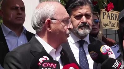Kaynak:CNN TÜRK CHP Genel Merkezi’nde tekmeler yumruklar, su şişeleri konuşurken,