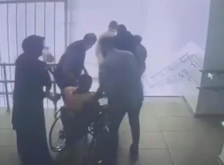 Malatya’daki depremde yürekleri ısıtan anlar! Görme engelli öğrenciyi kucaklarında taşıdılar Malatya’da sabah saatlerinde meydana gelen 5.6 büyüklüğündeki deprem kent genelinde