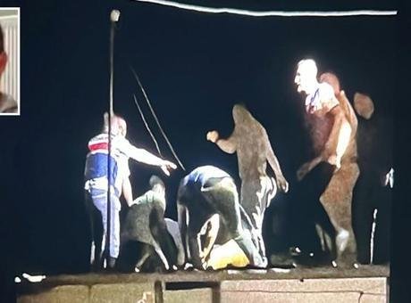 Minik Miraç her yerde aranıyordu! 11 saat sonra damda ölü bulundu Olay, Ceylanpınar ilçesine bağlı Büyük Yenice Kırsal Mahallesi’nde meydana geldi.