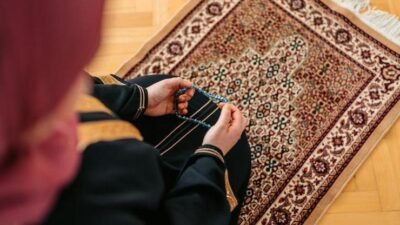 Kaynak:Cnnturk.com Öğle namazı saati, güneşin konumuna göre belirlenir ve her