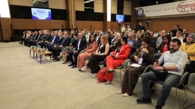 Sağlık-Sen tarafından düzenlenen Hemşireler Buluşuyor Programı’nda konuşan Genel Başkan Mahmut