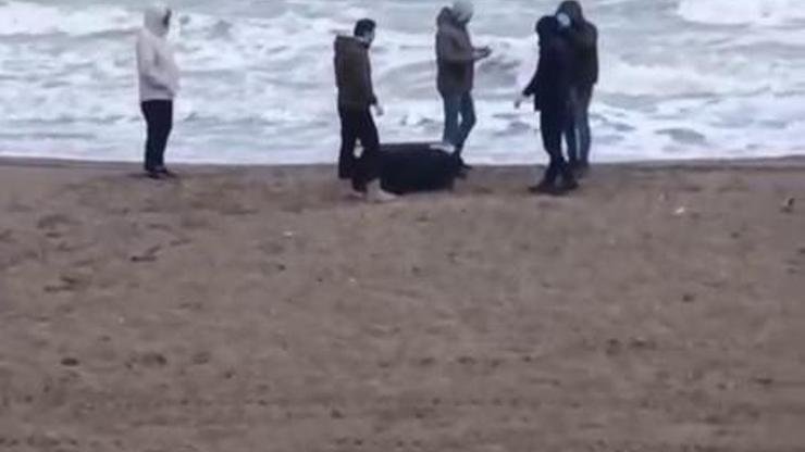 Levent KIZILASLAN/KARASU(Sakarya),(DHA) – SAKARYA’nın Karasu ilçesinde, sahile vuran çantada 21,5