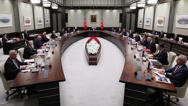 Kaynak:AA Cumhurbaşkanlığı Külliyesi‘nde gerçekleştirilen Kabine Toplantısı, saat 18.00’de başladı. Cumhurbaşkanı